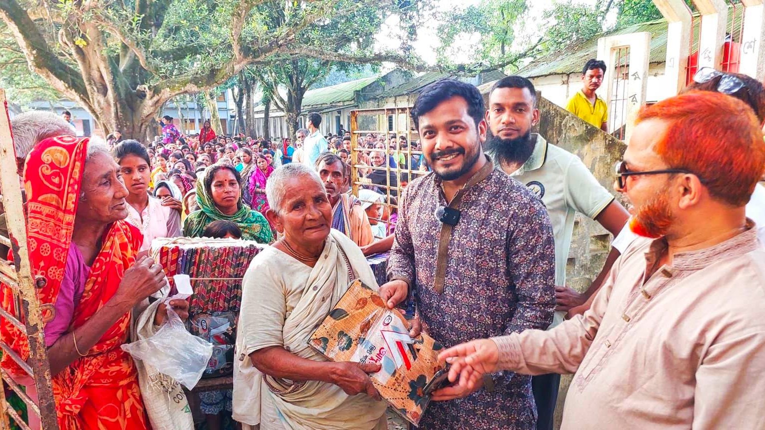 সৈয়দপুরে দুর্গাপূজা উপলক্ষে দুই হাজার মানুষের মাঝে শাড়ি-লুঙ্গি বিতরণ